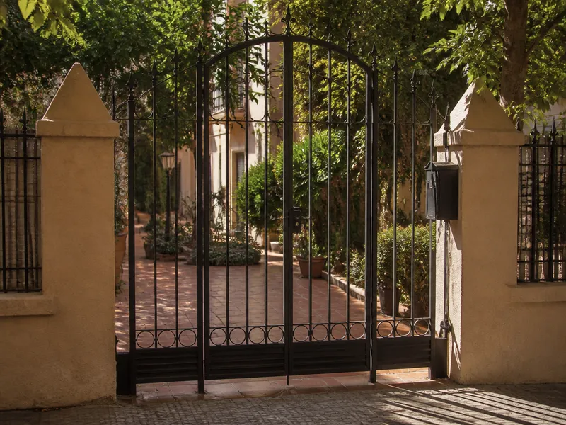 Puerta y vallado metálico de comunidad de vecinos en Valencia