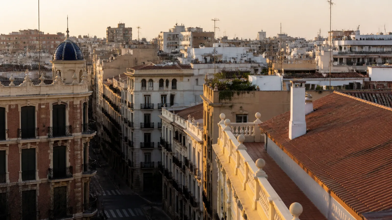 Tejados y calles de Valencia, zona de cobertura del servicio de cerrajería