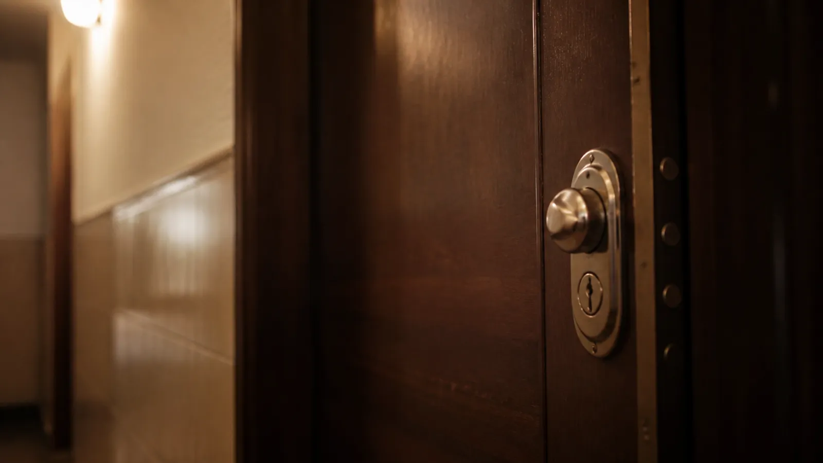 Puerta de vivienda cerrada en un portal de Valencia al anochecer